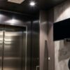 Как выбрать ТВ‑оборудование с учётом требований к виброустойчивости при установке рядом с лифтовой шахтой