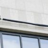 Как рассчитать необходимую длину и тип кабеля при прокладке по фасаду с учётом ветровой нагрузки, температурных расширений, требований пожарной безопасности, допустимых потерь сигнала, запаса на монтажные петли и расчёта затухания на рабочей частоте с учётом типа диэлектрика, конструкции экрана и условий эксплуатации
